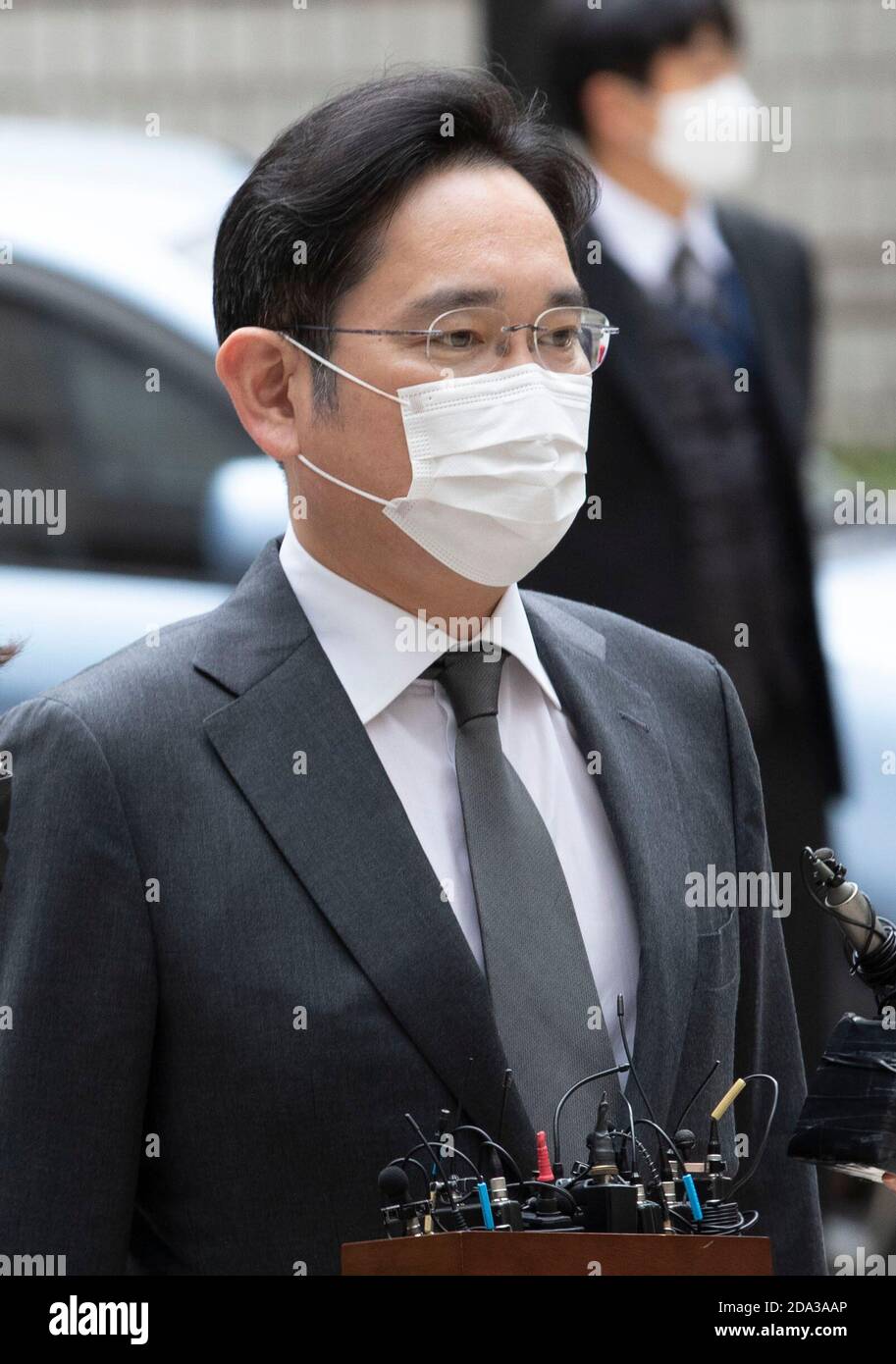 (201109) -- SÉOUL, le 9 novembre 2020 (Xinhua) -- Lee Jae-Yong, vice-président de Samsung Electronics, arrive à la haute Cour de Séoul, Corée du Sud, le 9 novembre 2020. Lee a assisté à une audience ici, lundi, alors que la Cour suprême avait ordonné à la cour d'appel, en août dernier, de revoir sa condamnation avec sursis pour Lee. (Photo de Lee sang-ho/Xinhua) Banque D'Images