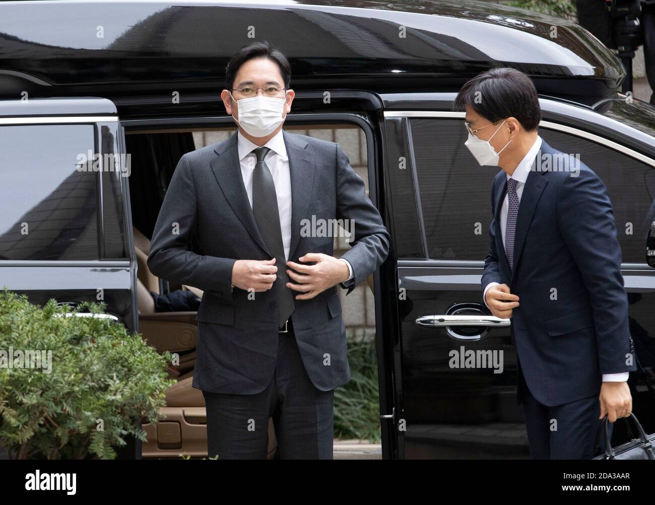 (201109) -- SÉOUL, le 9 novembre 2020 (Xinhua) -- Lee Jae-Yong (L), vice-président de Samsung Electronics, arrive à la haute Cour de Séoul, en Corée du Sud, le 9 novembre 2020. Lee a assisté à une audience ici, lundi, alors que la Cour suprême avait ordonné à la cour d'appel, en août dernier, de revoir sa condamnation avec sursis pour Lee. (Photo de Lee sang-ho/Xinhua) Banque D'Images