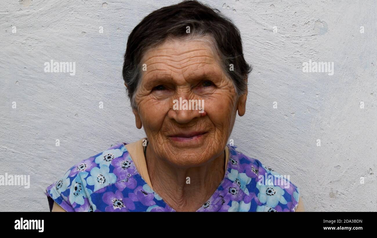 Coupe De Cheveux Femme 80 Ans une femme de 80 ans sourit et regarde dans l'appareil photo. Authentique  femme âgée avec une peau froissée et une coupe de cheveux courte Photo  Stock - Alamy
