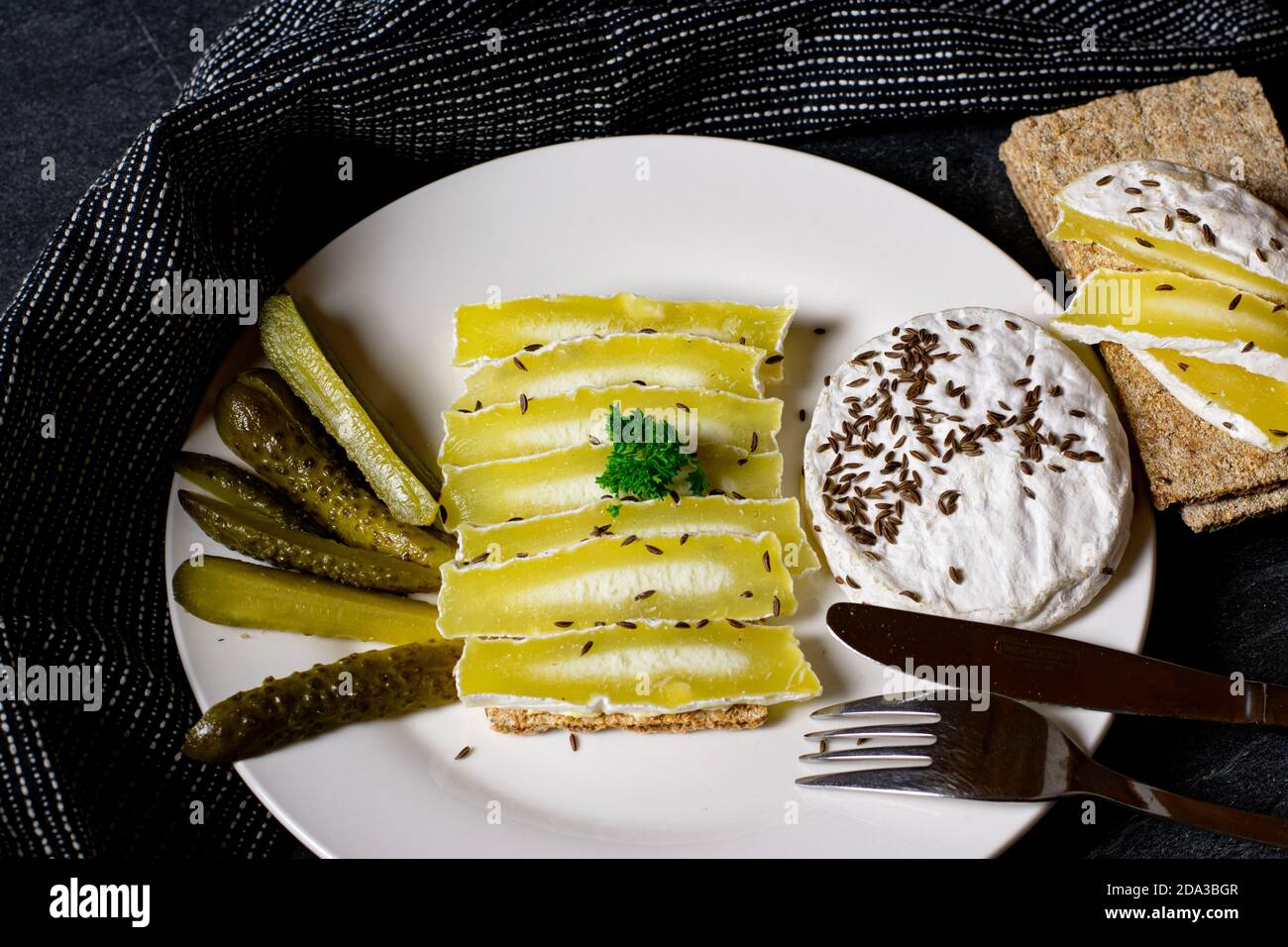Fromage au lait aigre à faible teneur en gras allemand avec pain et cornichons Banque D'Images