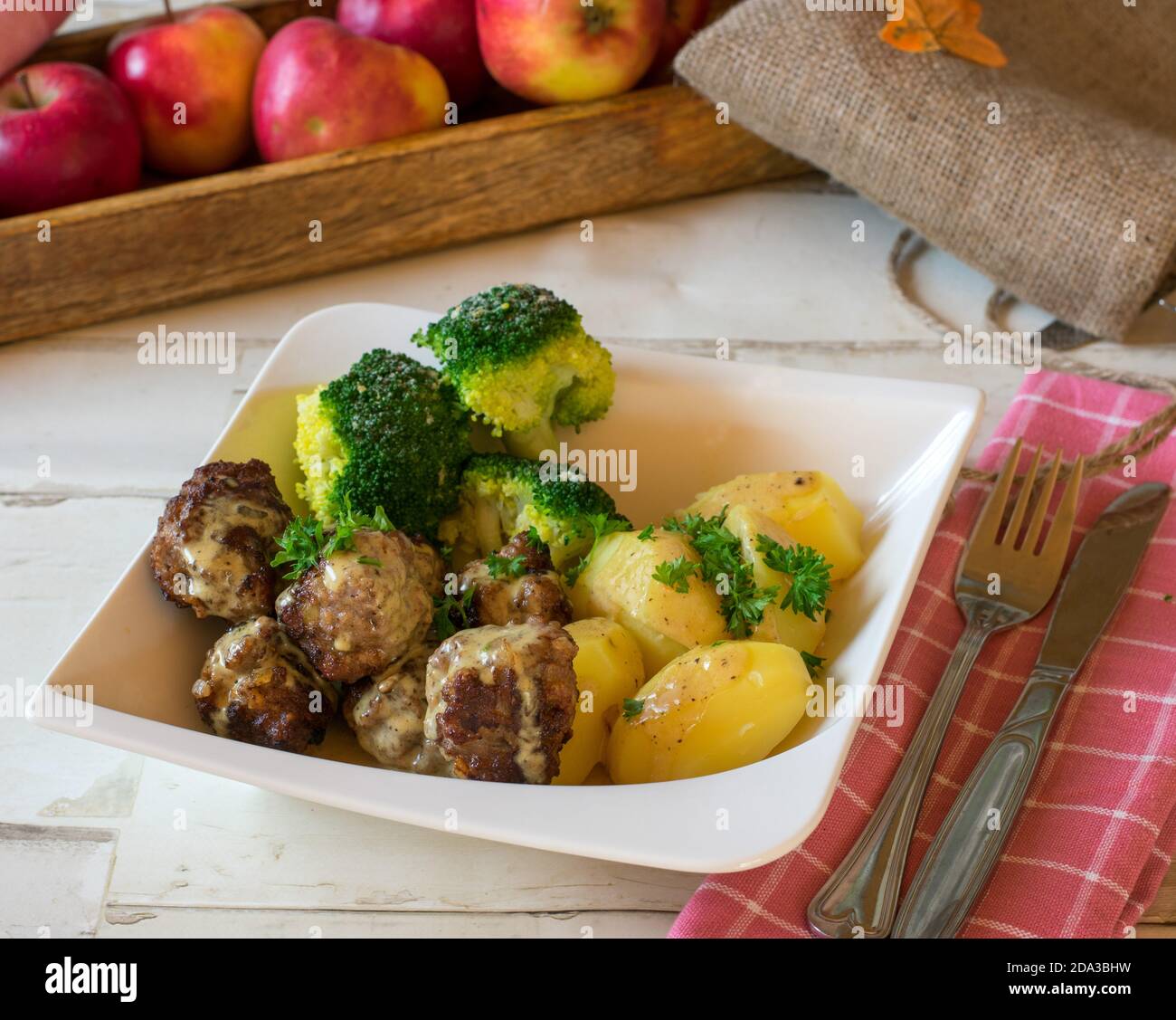 Boulettes de viande suédoises Köttbullar à la sauce crème, au brocoli et aux pommes de terre Banque D'Images