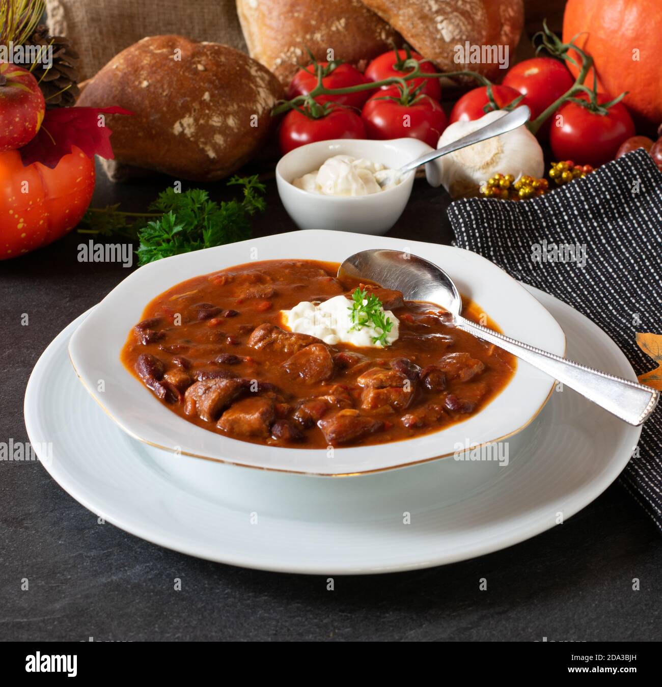 Soupe épicée de haricots mexicains avec viande de bœuf servie avec du sponn sur une plaque Banque D'Images