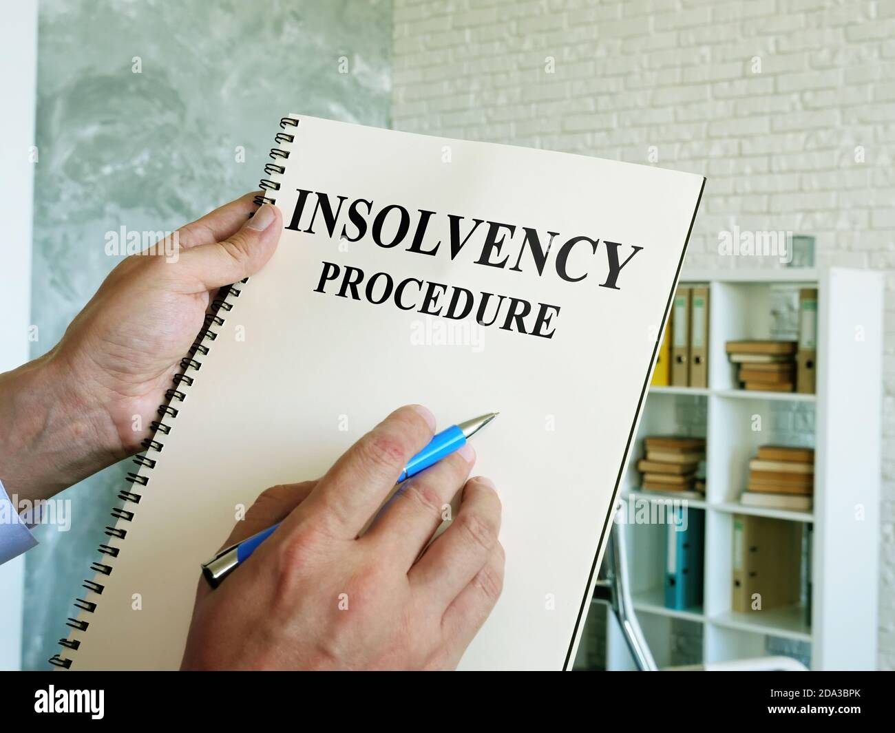 L'homme lit la procédure d'insolvabilité dans le livre. Banque D'Images