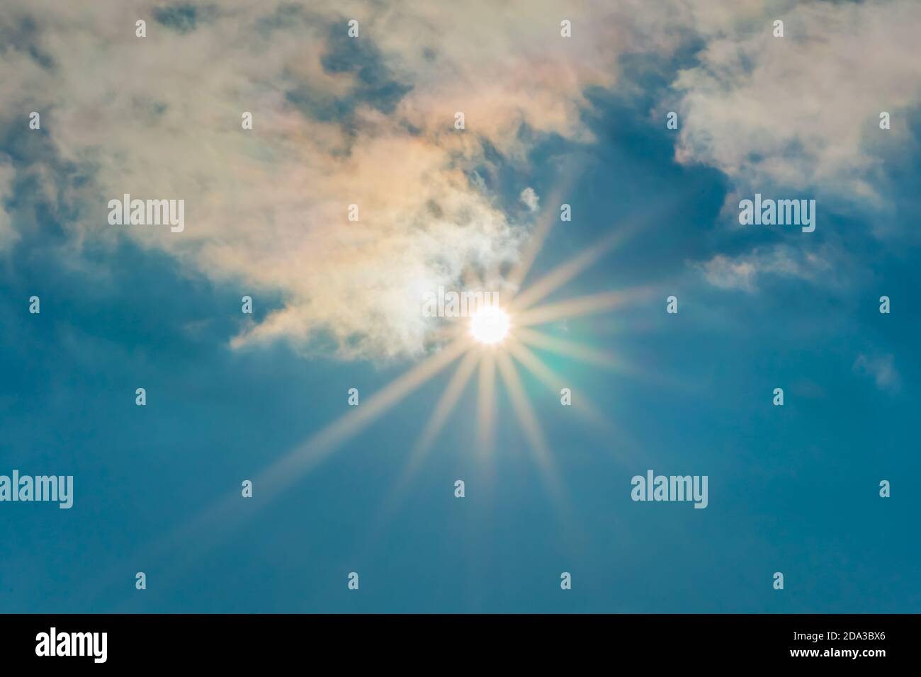 Le Soleil Dans Le Ciel Bleu Sous Les Nuages Jour Ensoleille Ciel Bleu Le Soleil De Midi Illumine L Espace Ciel Bleu Avec Nuages Et Reflet Du Soleil Les Photo Stock Alamy Le Soleil Dans Le Ciel Bleu Sous Les Nuages Jour Ensoleille Ciel Bleu Le Soleil De Midi Illumine L Espace Ciel Bleu Avec Nuages Et Reflet Du Soleil Les Photo Stock Alamy