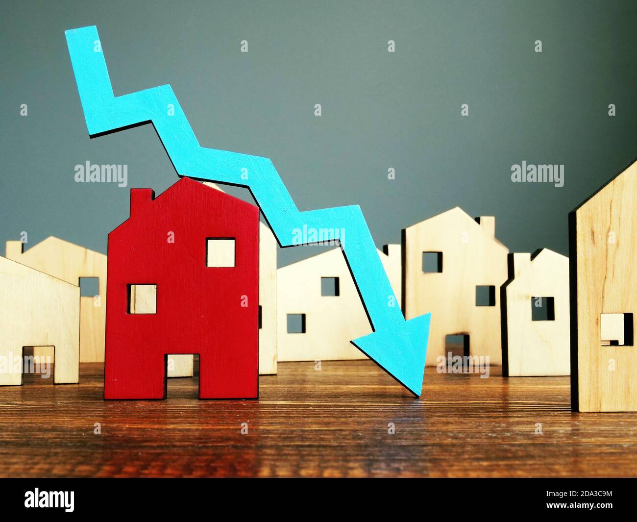 La crise du marché immobilier. Baisse de la valeur à la maison. Propriété et flèche vers le bas. Banque D'Images