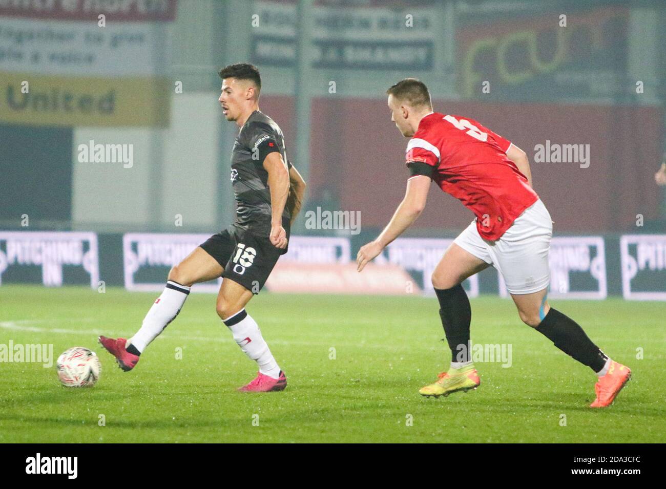 Manchester, Engkand. 07th nov. 2020. Ed Williams (#18 Doncaster Rovers) s'éloigne de Chris Doyle (#5 FC United de Manchester) lors du match de la coupe FA du 1er tour entre FC United de Manchester et Doncaster Rovers au Broadhurst Park de Manchester will Matthews/Sports Press photo: SPP Sport Press photo. /Alamy Live News Banque D'Images