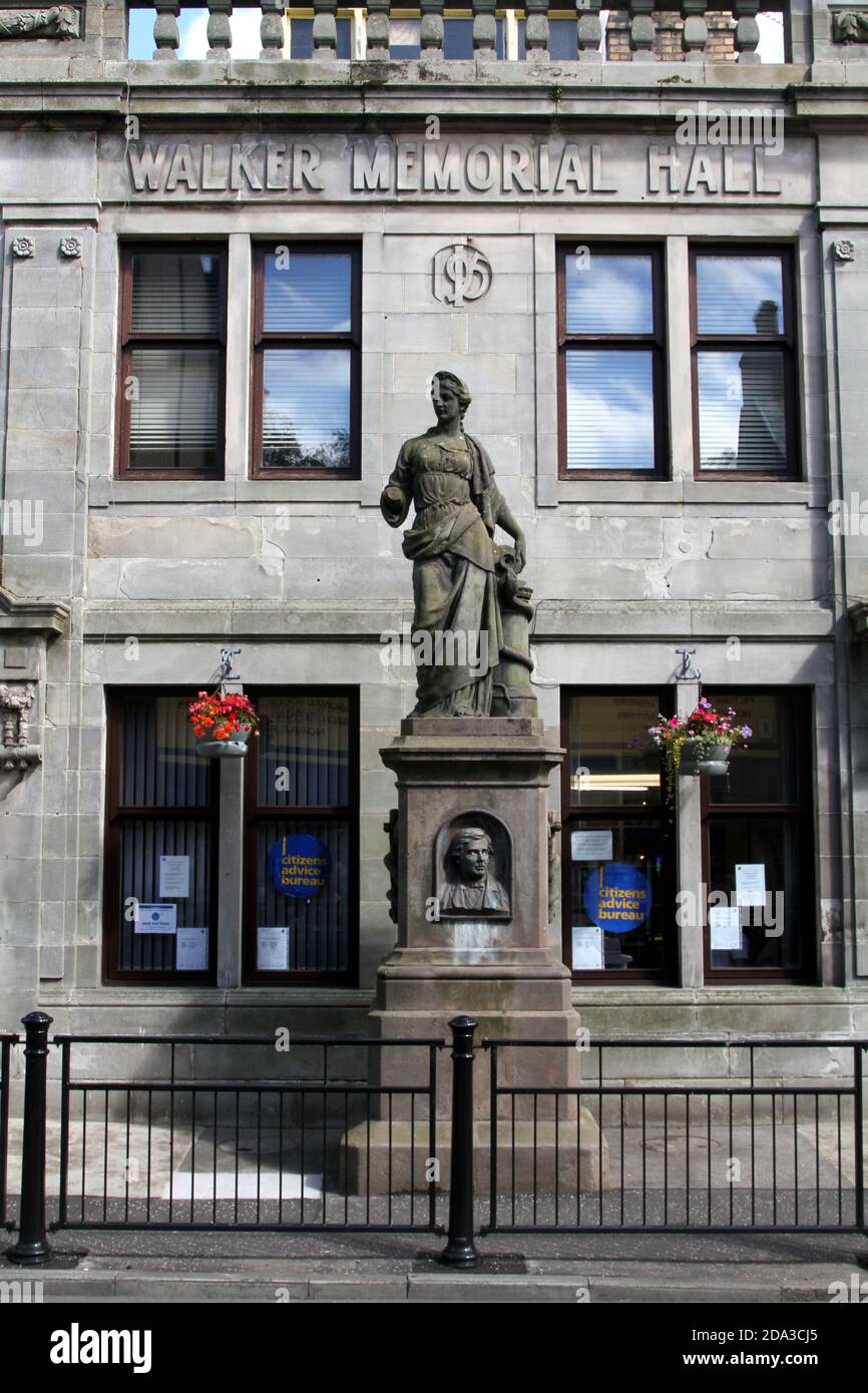 Kilbirnie North Ayrshire, Écosse, UK Street améliorations. Walker