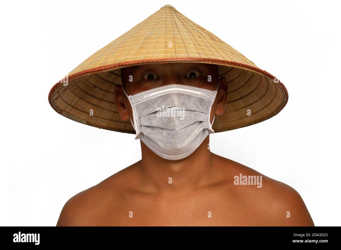 Le jeune asiatique porte un masque médical et un chapeau. Isolé sur fond blanc. Concept des épidémies de pneumonie, des épidémies de coronavirus et d Banque D'Images
