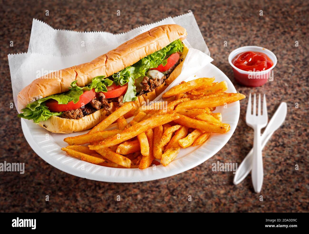 Sandwich au fromage et au steak de Philly de style américain avec frites et ketchup sur une surface en granit Banque D'Images