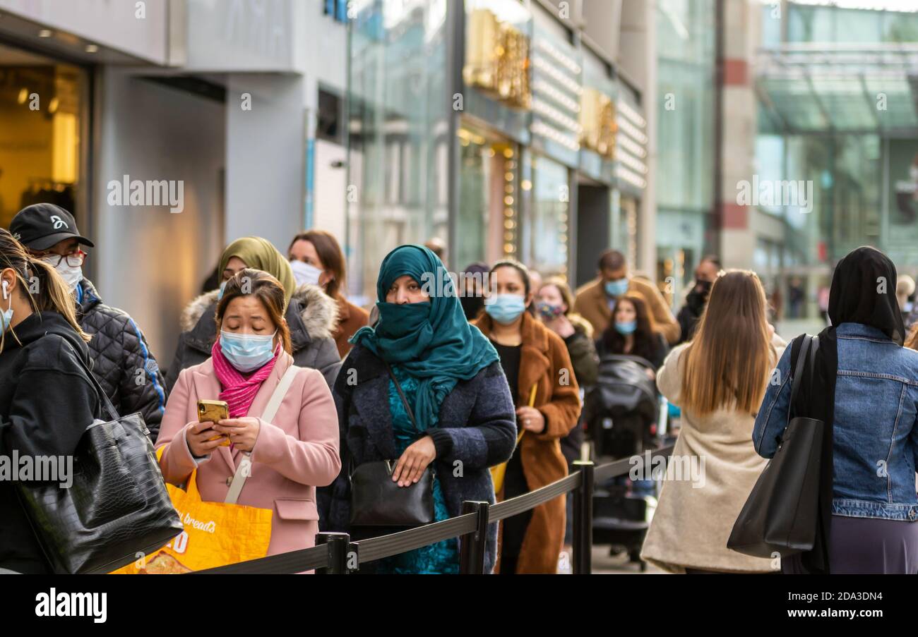 Les acheteurs font la queue pour Primark le dernier jour avant le confinement à Birmingham, Royaume-Uni, le 4 novembre Banque D'Images