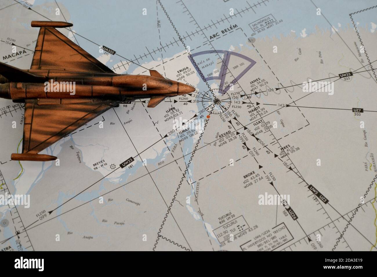 Carte aéronautique, connue sous le nom de carte de vol IFR, avec avion à réaction miniature en acier Banque D'Images