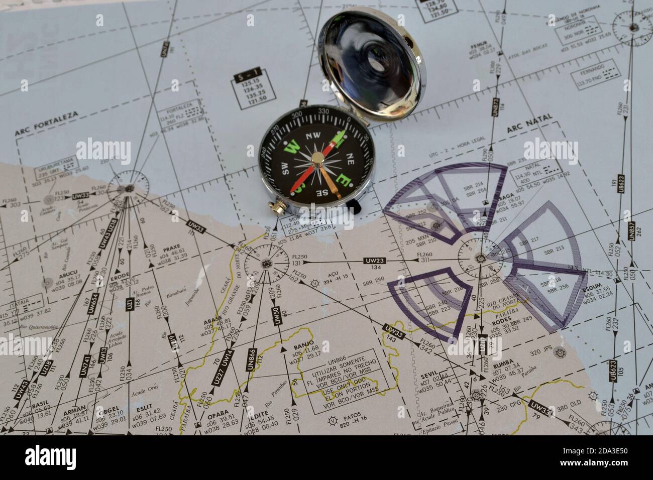 Carte aéronautique, connue sous le nom de carte de vol, avec avion à réaction miniature en acier et boussole, carte de la région nord du Brésil Banque D'Images