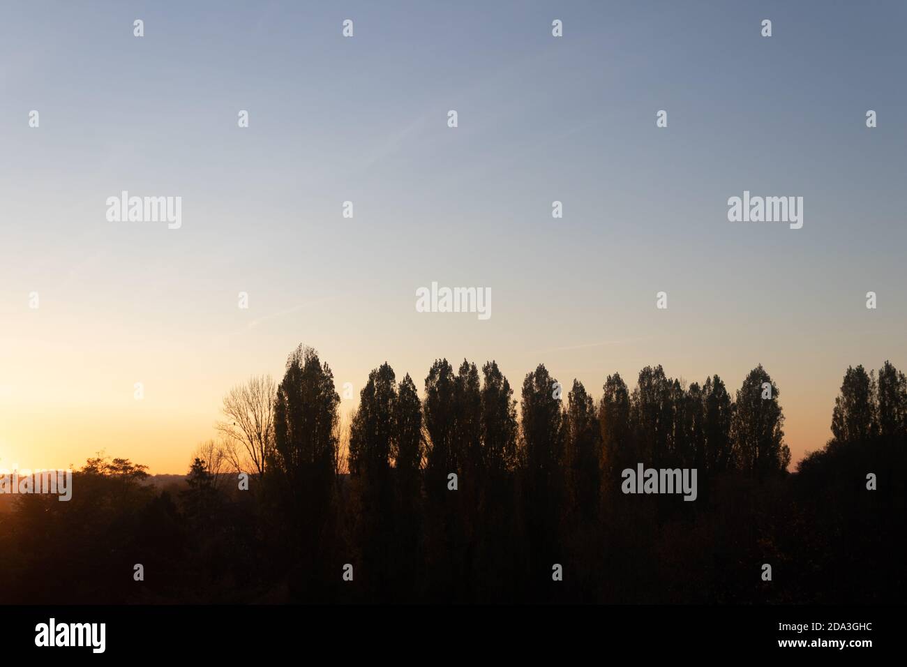 coucher de soleil sur les toits de la ville. Banque D'Images