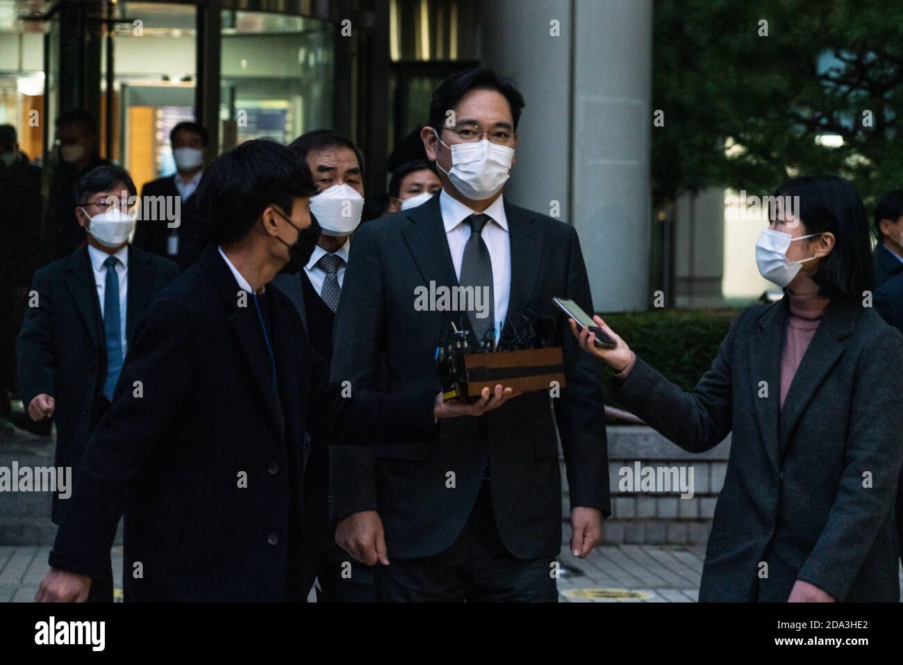 Lee Jae-yong, vice-président de Samsung Electronics, est vu porter un masque de visage lorsqu'il part après avoir assisté à une audience pour examiner son scandale de corruption à la haute Cour de Séoul. Banque D'Images