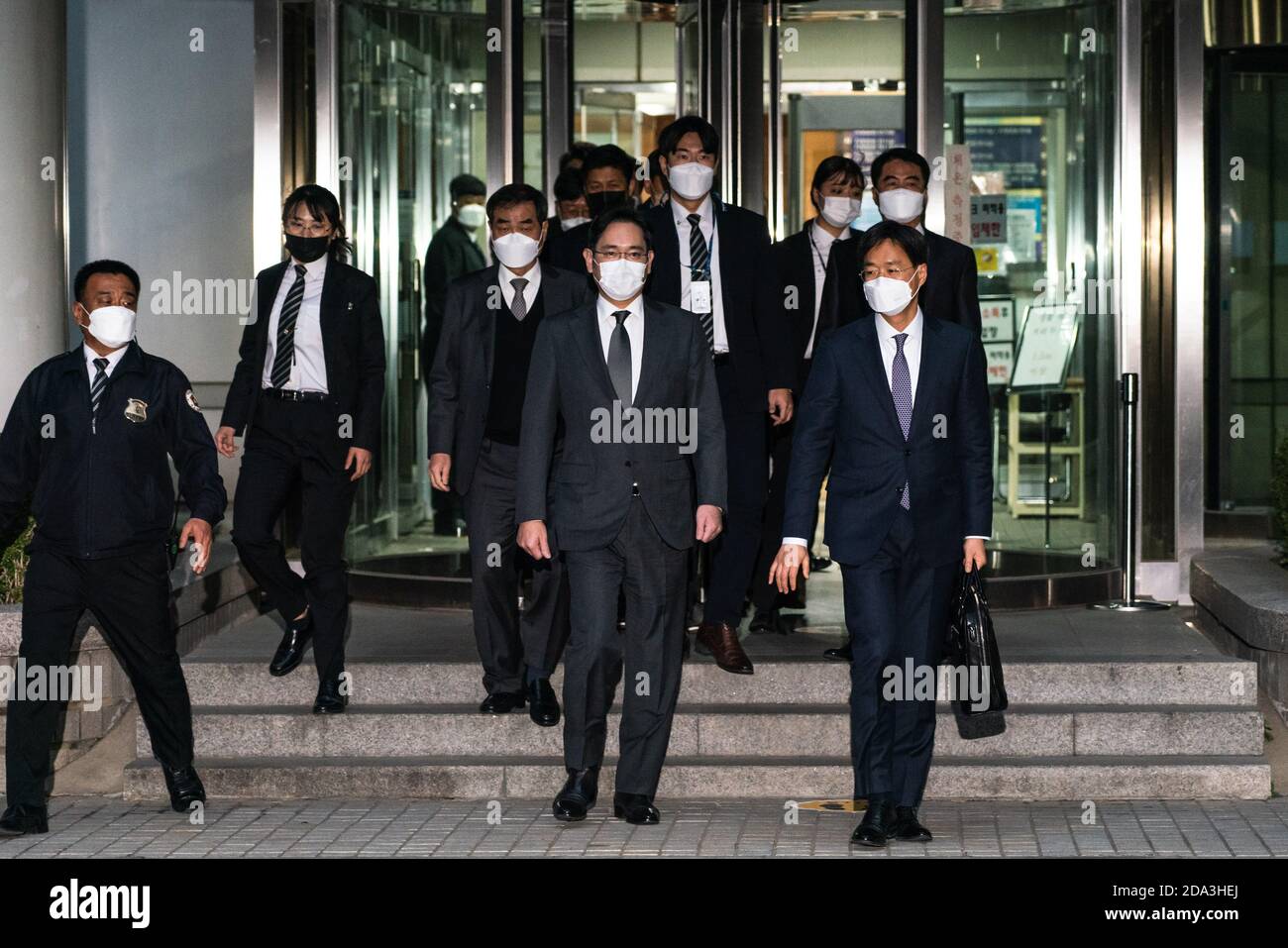 Lee Jae-yong, vice-président de Samsung Electronics (C), est vu porter un masque facial lorsqu'il part après avoir assisté à une audience judiciaire pour examiner son scandale de corruption devant la haute Cour de Séoul. Banque D'Images