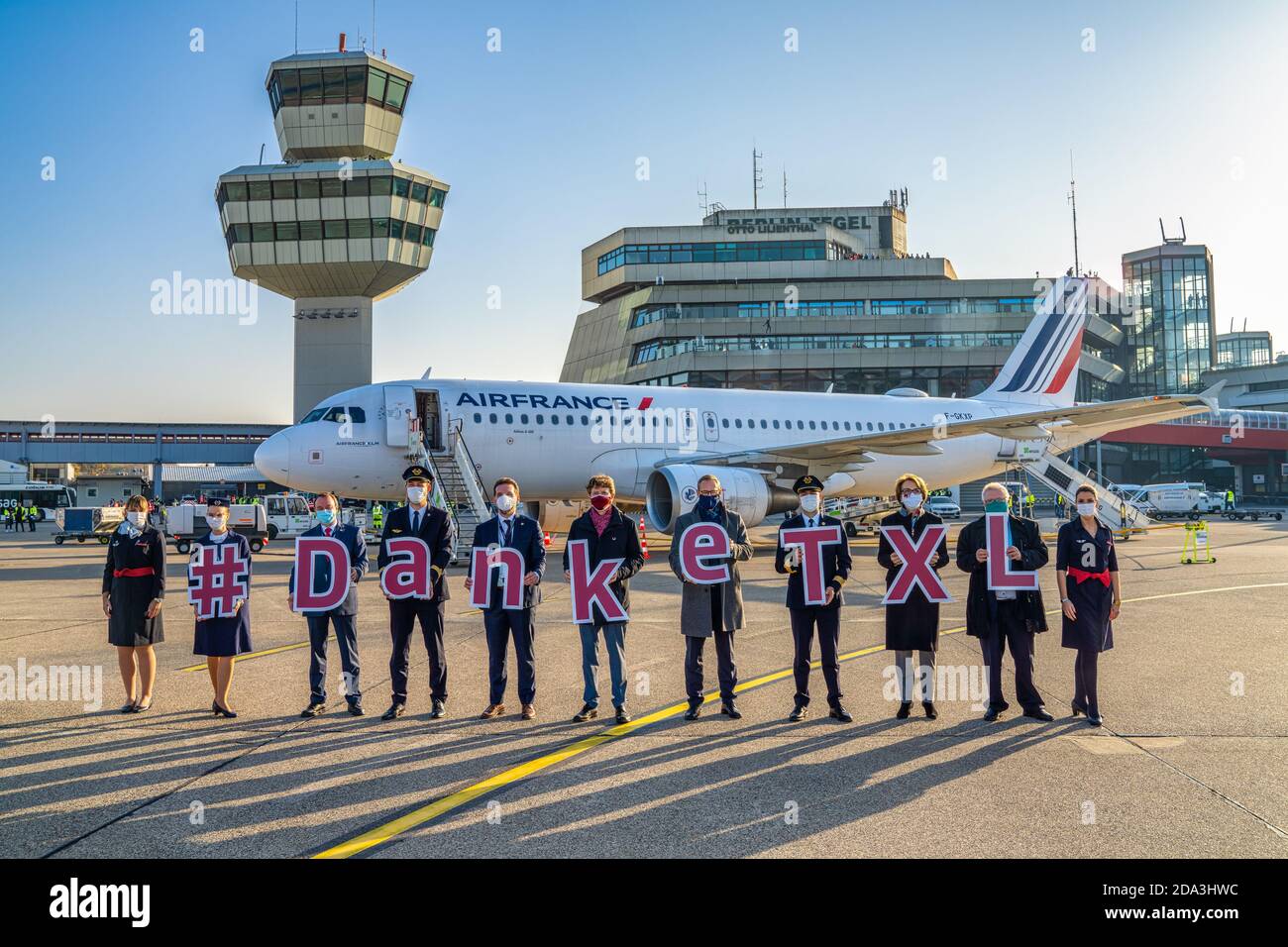 11/08/2020, Berlin, le dernier avion, un Airbus A320-214 d'Air France, quitte l'aéroport Berlin-Tegel Otto Lilienthal avec le vol AF1235 (code IATA : TXL, code OACI : EDDT). L'avion est dit Au revoir sur le tablier avant qu'il ne déprenne pour Paris. Les membres de l'équipage du dernier vol, dont les pilotes, le maire de Berlin Michael Muller, le directeur de l'aéroport Engelbert Lutke Daldrup, l'ambassadrice française Anne-Marie Descôtes, ont la devise du jour devant l'avion : '#Thank You TXL'. Par beau temps d'automne, un macaw se rend à pied jusqu'au bout à l'aéroport de Tegel. | utilisation dans le monde entier Banque D'Images