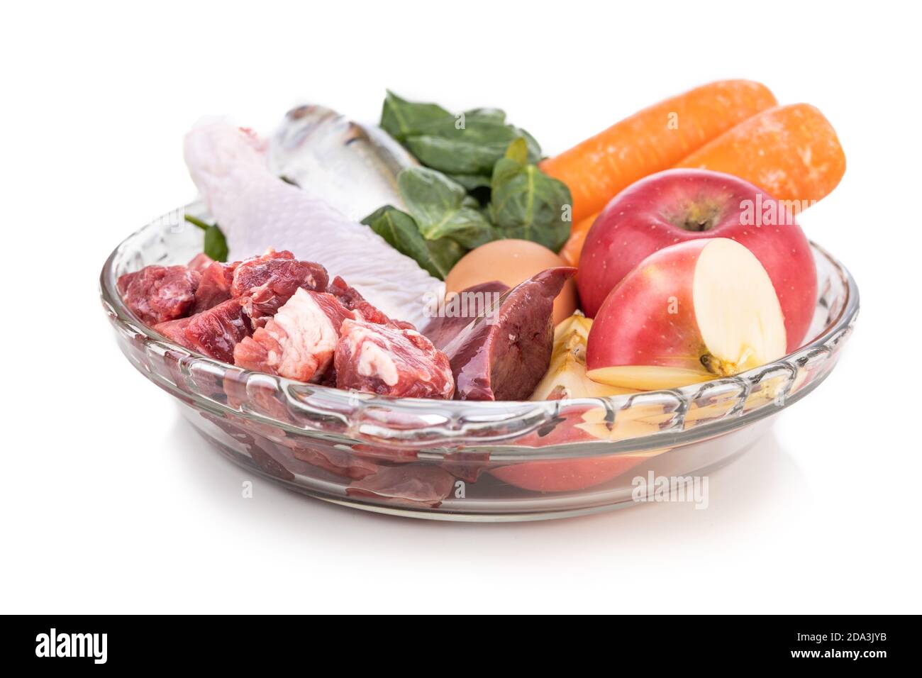 Ingrédients de la recette de nourriture brute de barf pour les chiens composés de viande, d'organes, de poisson, d'oeufs et de légumes sur fond blanc Banque D'Images