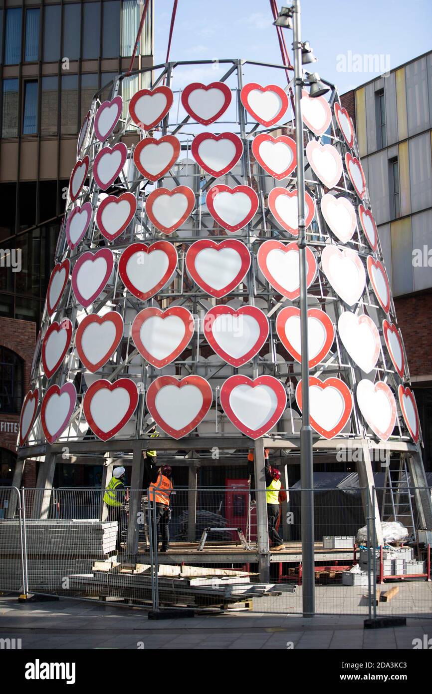 © sous licence de London News Pictures. 06/11/2020. Liverpool, Royaume-Uni. Les décorations de Noël vont dans le centre de Liverpool comme le pays continue à Lockdo Banque D'Images