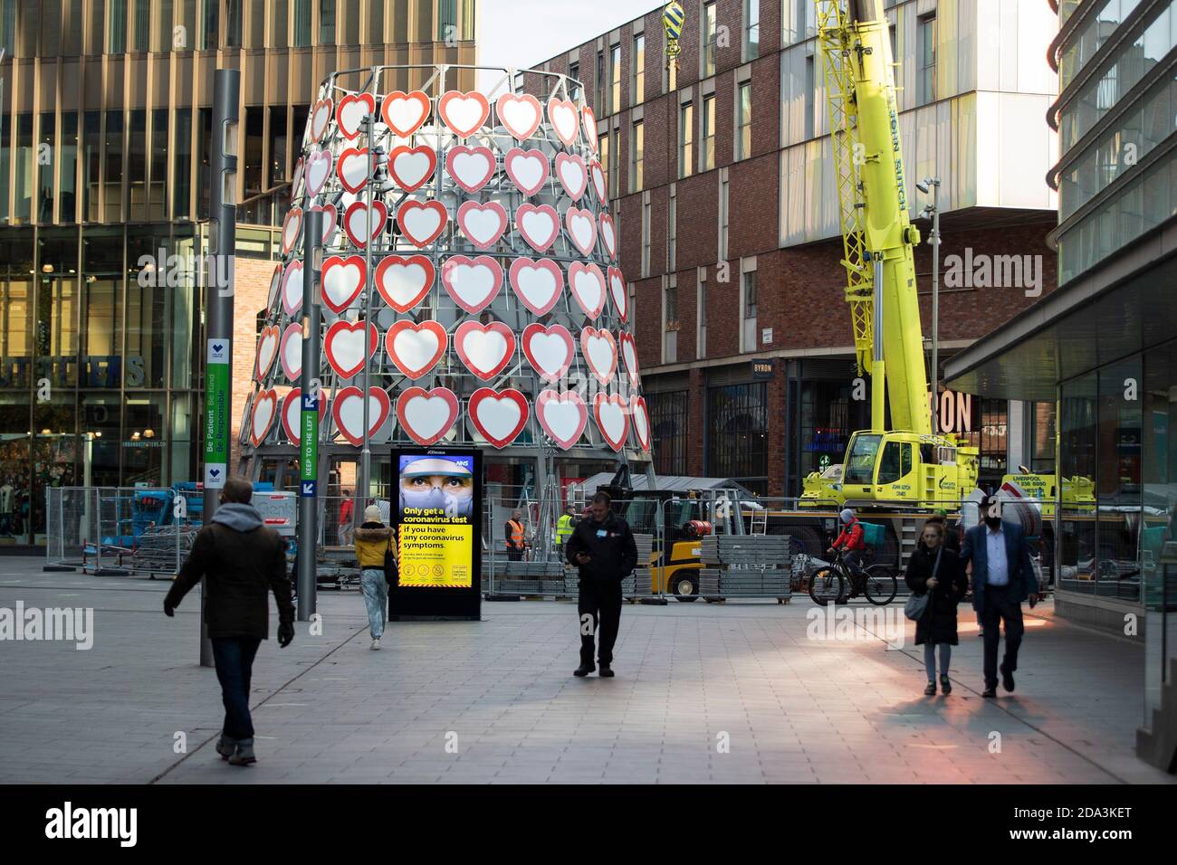 © sous licence de London News Pictures. 06/11/2020. Liverpool, Royaume-Uni. Les décorations de Noël vont dans le centre de Liverpool comme le pays continue à Lockdo Banque D'Images