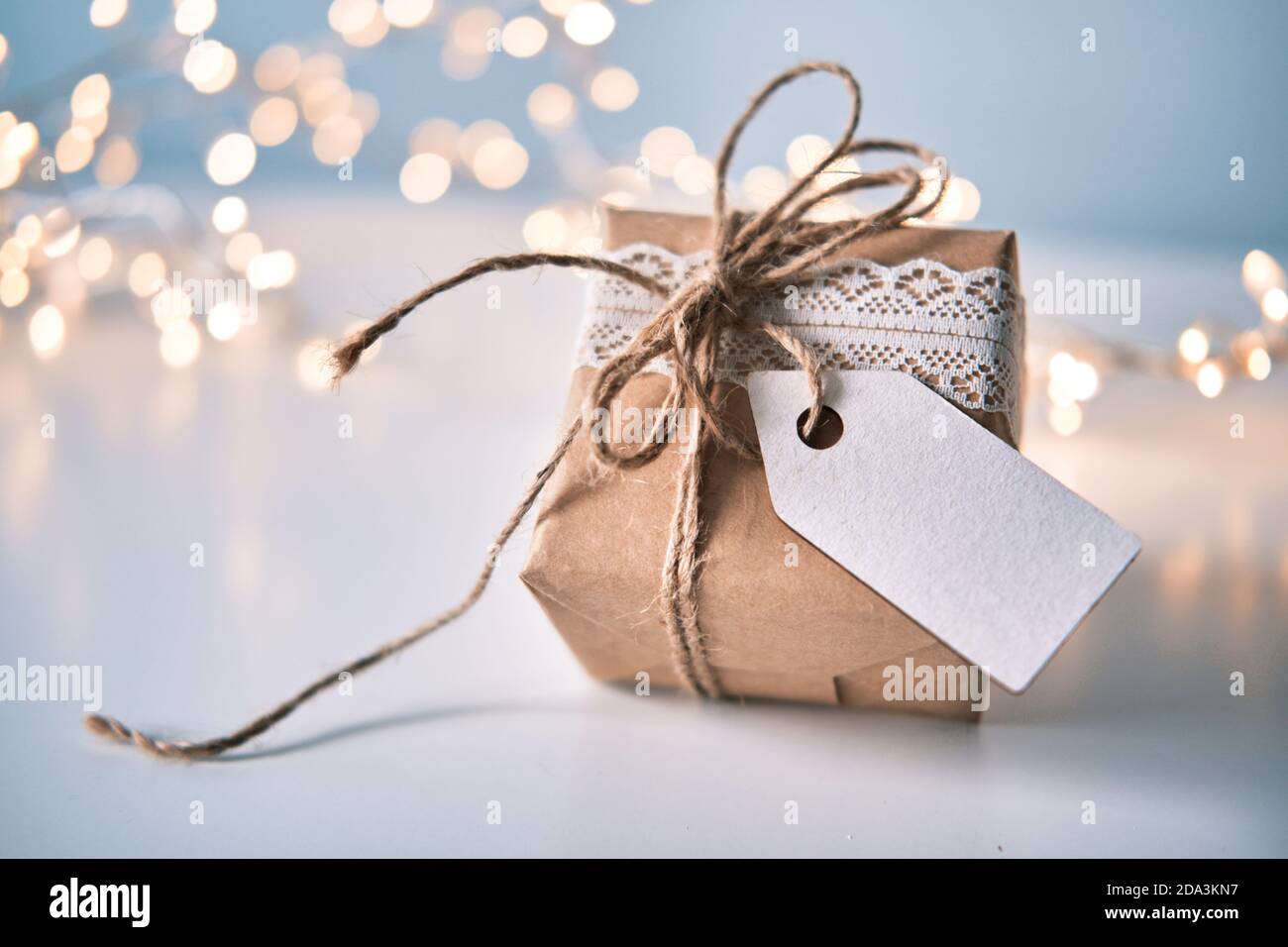 Boîte-cadeau de Noël durable avec carte-cadeau vierge. Noël zéro gaspillage Banque D'Images