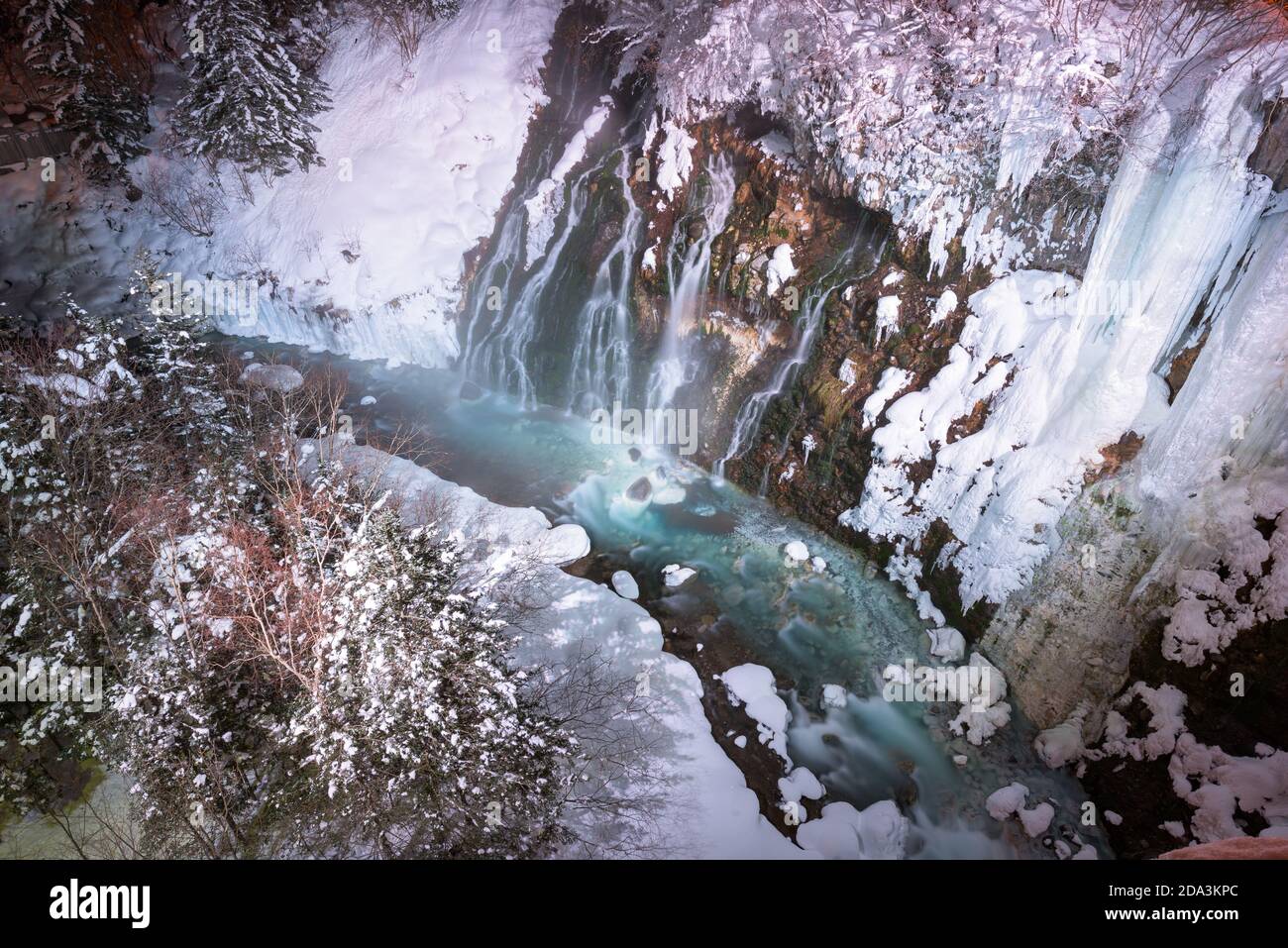 Biei, Hokkaido, Japon à la Rivière Bleue illuminée par une nuit d'hiver. Banque D'Images