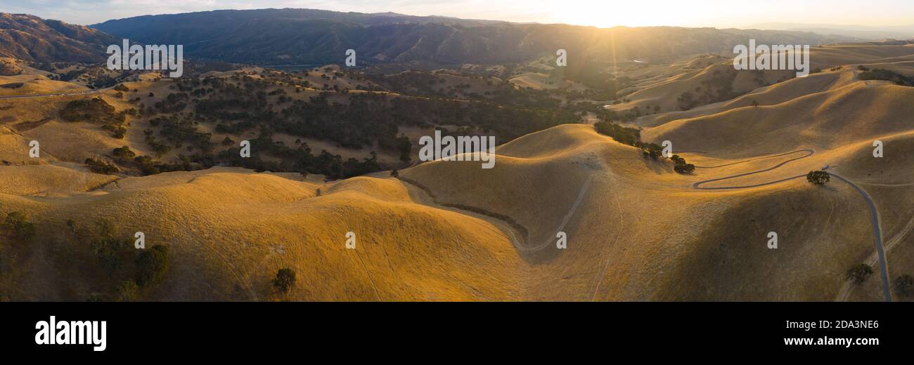 La lumière du soleil dorée brille sur les collines ondoyantes du nord de la Californie. Ces belles collines érodées deviennent vertes une fois l'hiver apporte la pluie saisonnière. Banque D'Images