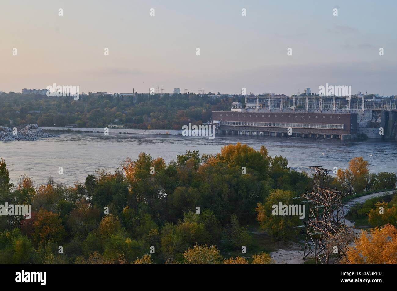 ZAPORIZHZHYA, UKRAINE - 4 NOVEMBRE 2020 : station hydroélectrique de Dnieper sur la rivière Dnepr. Banque D'Images