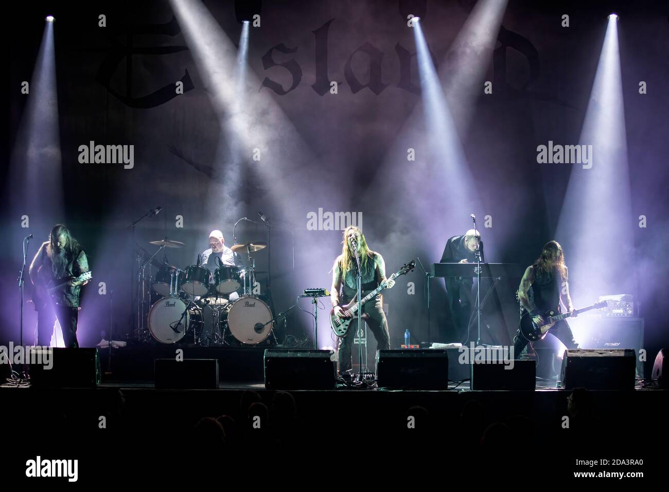 Oslo, Norvège. 05e novembre 2020. Le groupe norvégien Enslaved, un groupe de Metal extrême, joue un concert à Rockefeller à Oslo. Ici, le chanteur et bassiste Grutle Kjellson est vu en direct sur scène avec le reste du groupe. (Crédit photo: Gonzales photo - Terje Dokken). Banque D'Images