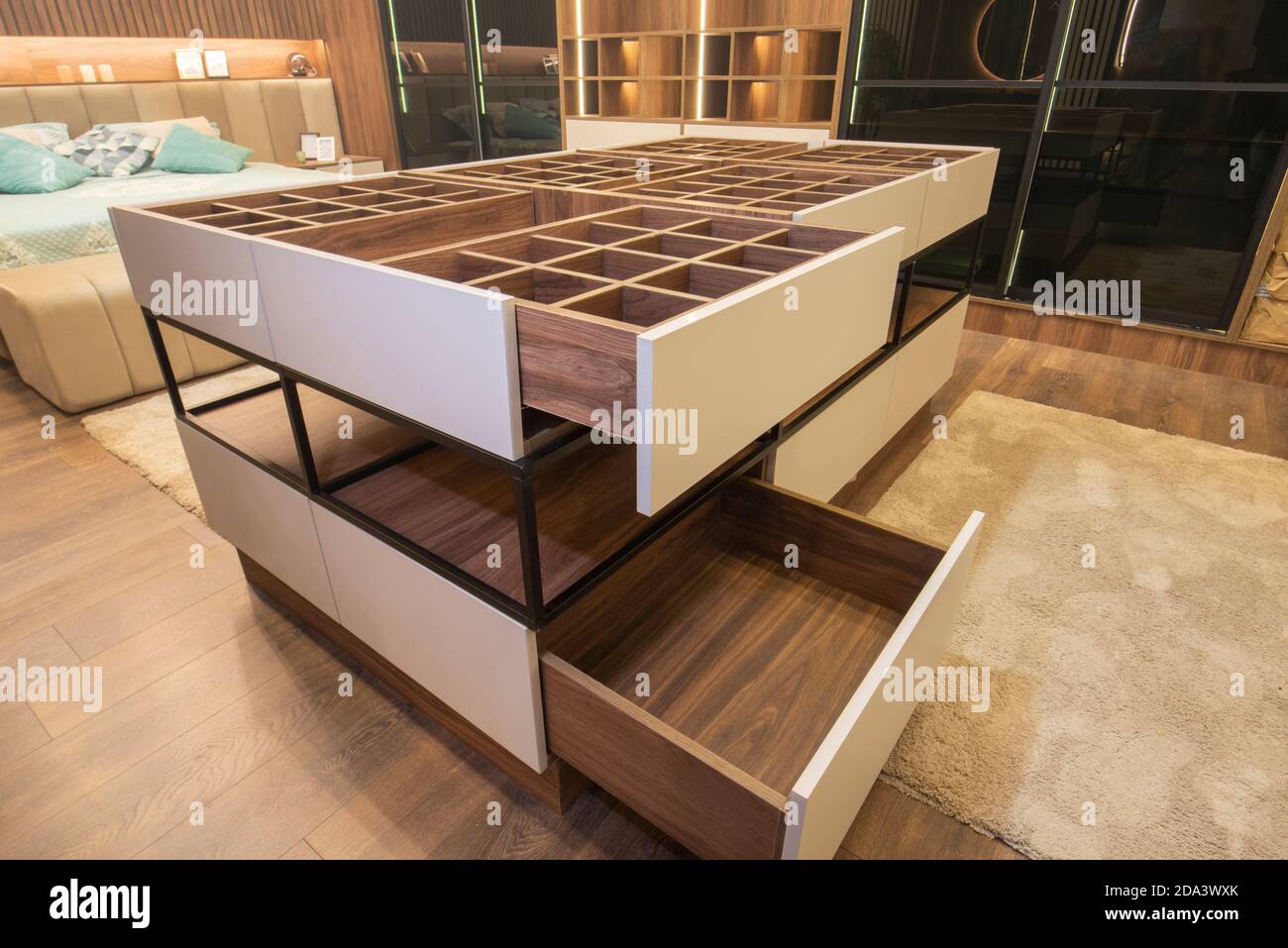 Décoration intérieure mobilier de luxe show maison chambre à coucher  montrer mobilier en bois pour tiroir de placard Photo Stock - Alamy