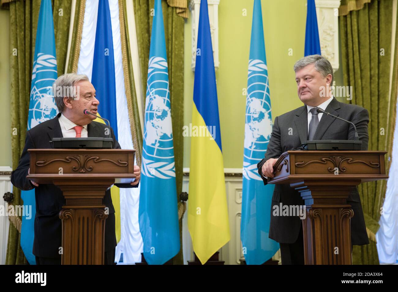 KIEV, UKRAINE - 09 juillet 2017: Président de l'Ukraine Petro Porochenko et secrétaire général des Nations Unies Antonio Guterres lors d'une réunion à Kiev Banque D'Images