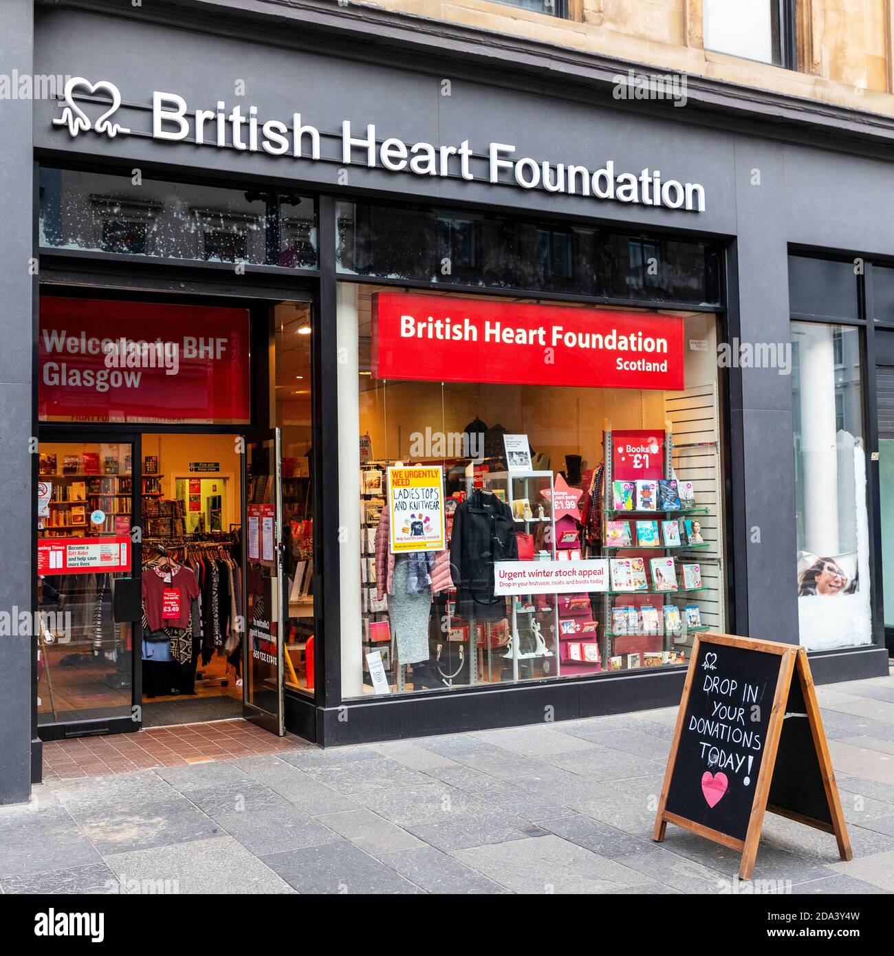 Faites les boutiques de l'organisme de bienfaisance national British Heart Foundation avec des panneaux publicitaires pour les dons, Sauchiehall Street, Glasgow, Royaume-Uni Banque D'Images