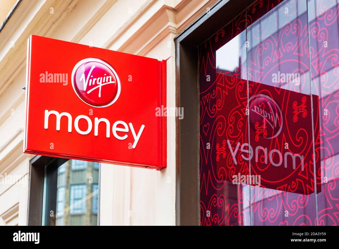 Signer avec le logo de la société pour Virgin Bank, Glasgow, Royaume-Uni Banque D'Images