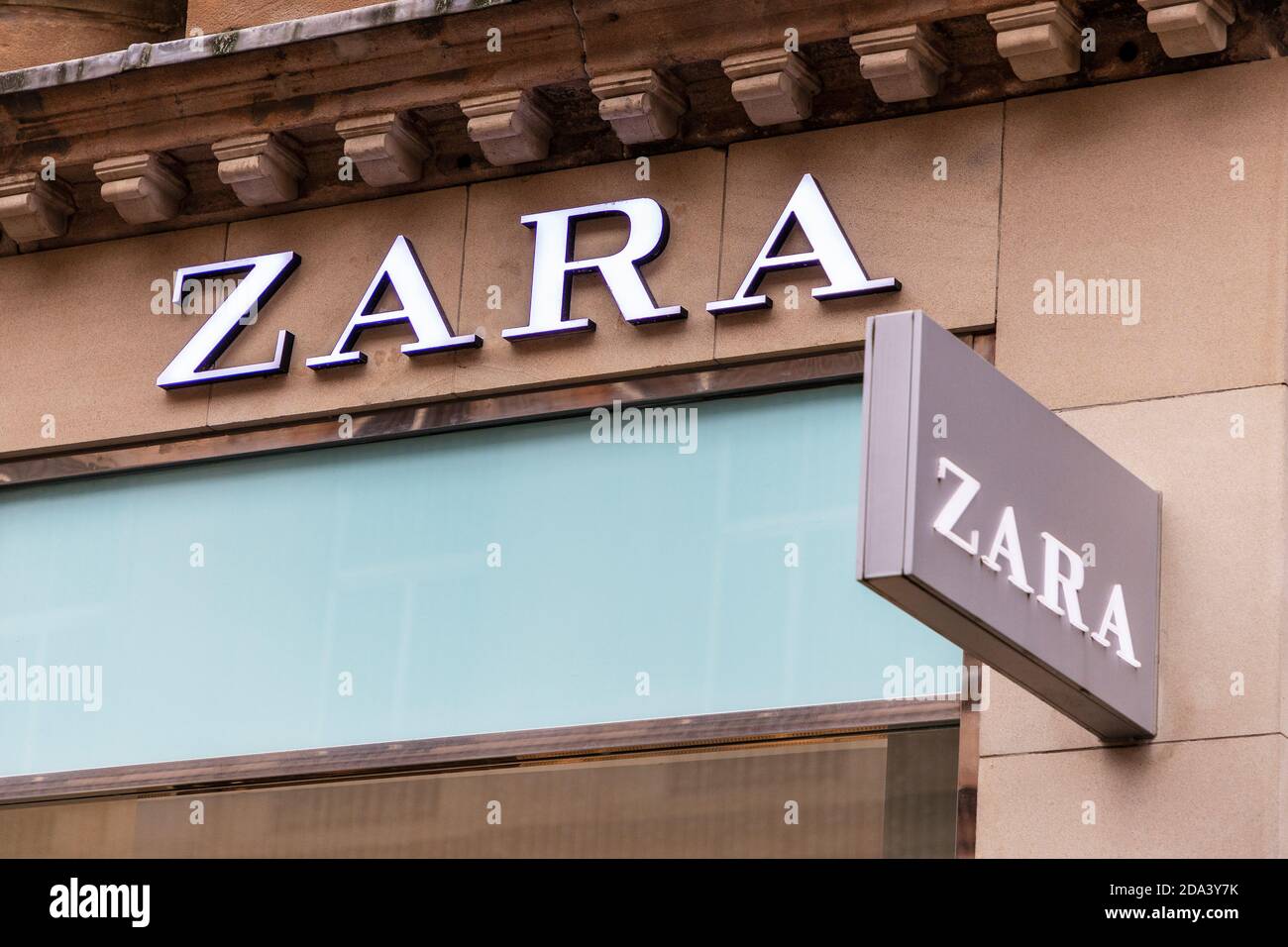 Logo commercial pour le magasin de mode, ZARA, Glasgow, Royaume-Uni Banque D'Images