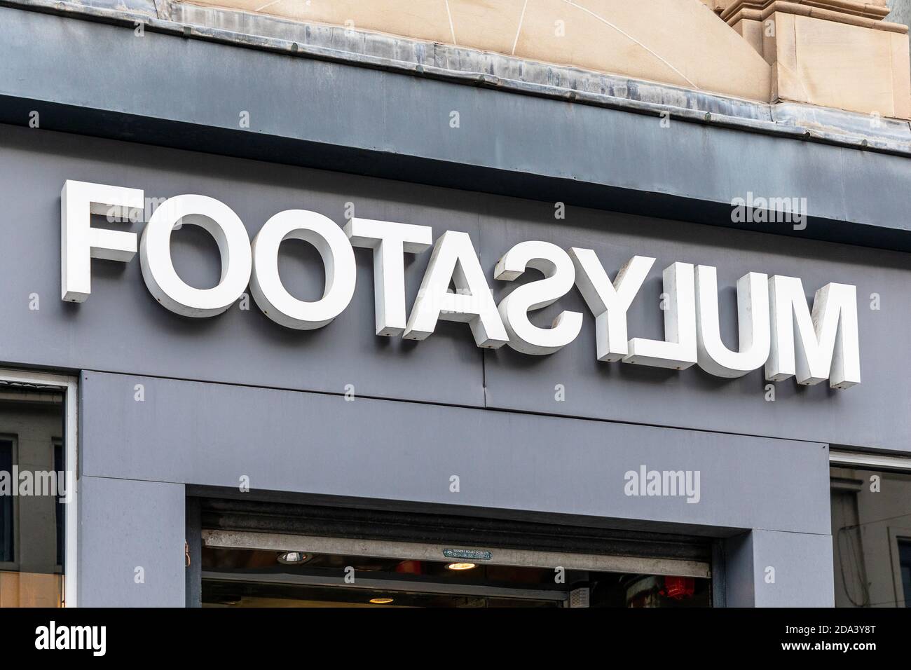 Logo pour la boutique de chaussures et de vêtements Footasile, Glasgow, Royaume-Uni Banque D'Images