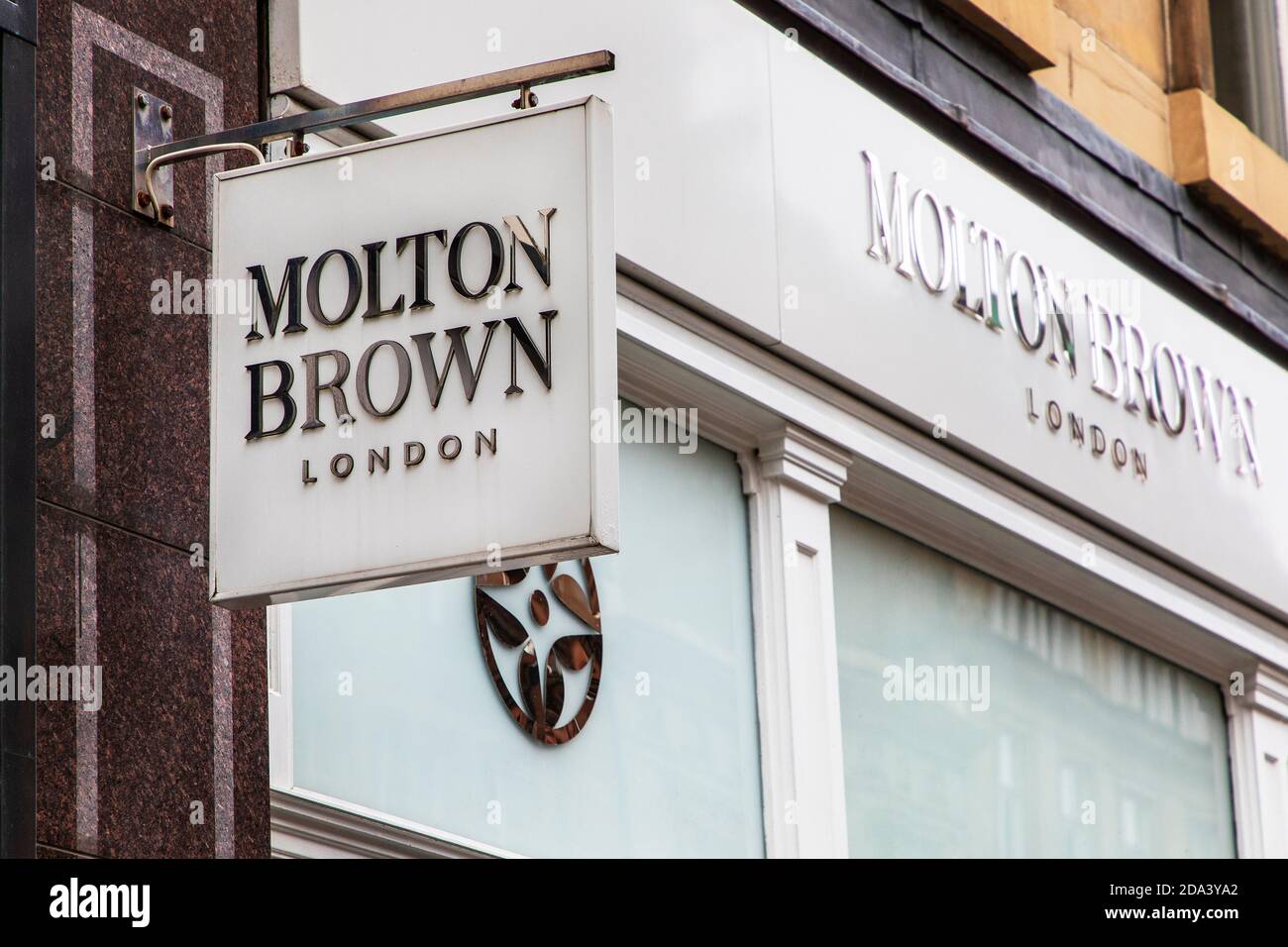 Panneau pour le détaillant de parfums et de parfums Molton Brown logo signe à l'extérieur de la boutique à Glasgow, Royaume-Uni Banque D'Images