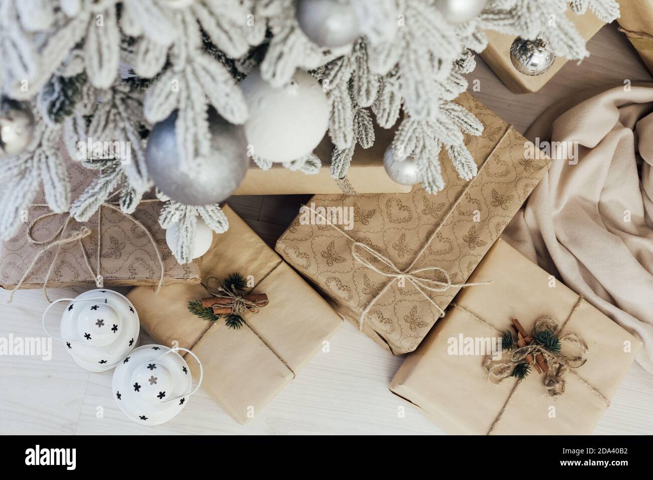 Sapin de Noël blanc enneigé avec décoration de cadeaux à l'intérieur de la  carte postale de la maison du nouvel an Photo Stock - Alamy