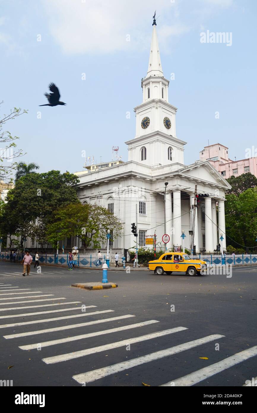 Kolkata, Inde - Mars, 2014: Taxi jaune Ambassadeur sur le carrefour dans une face de l'ancienne église catholique Saint-André à Calcutta Banque D'Images