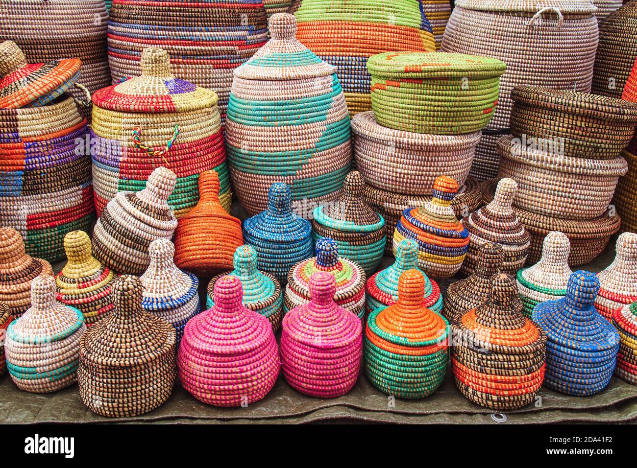 Amal - Grand panier en osier marocain avec motif géométrique vibrant |  Tuyya – tuyya, image size:1300x956