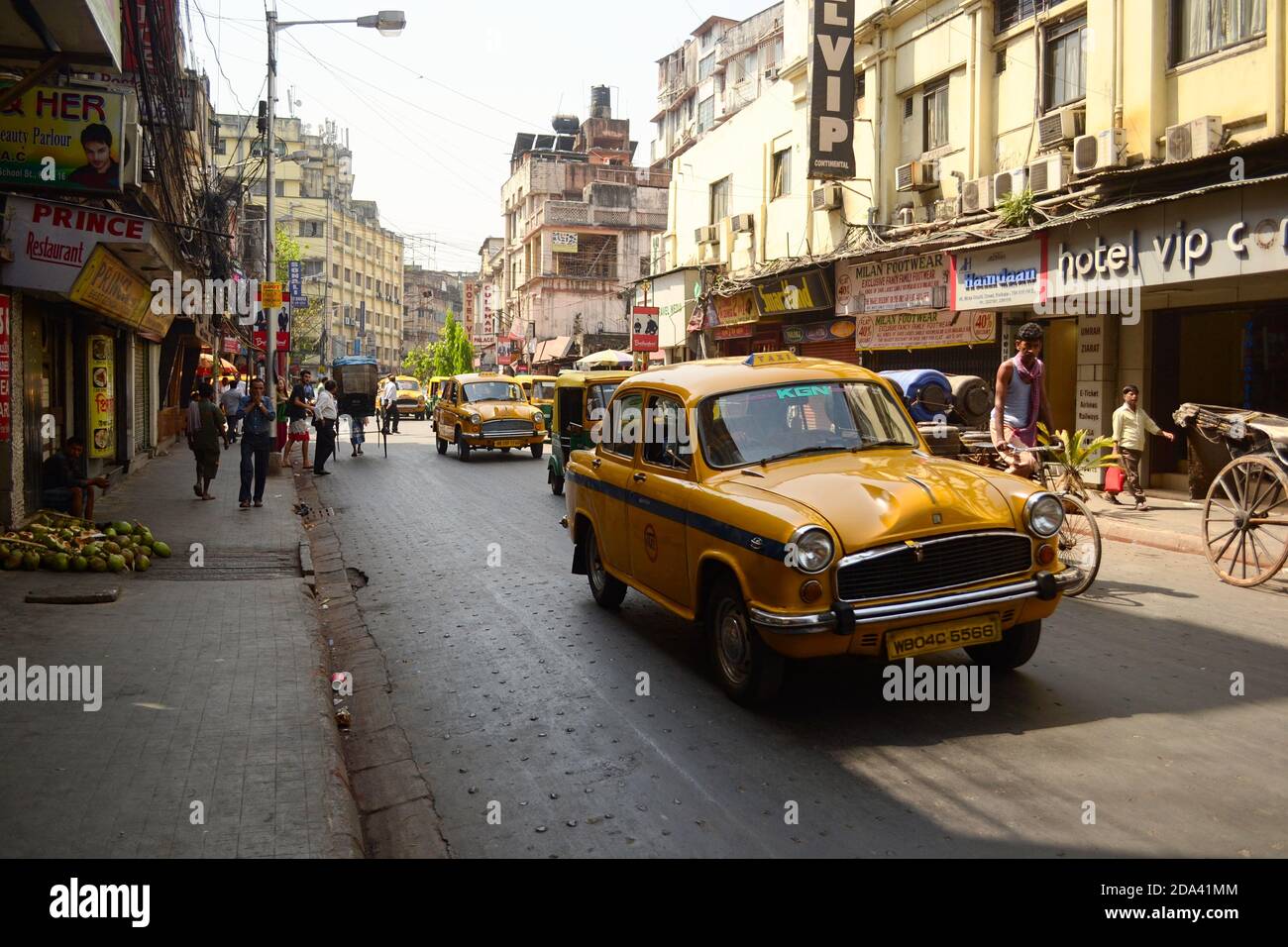 Kolkata, Inde - Mars, 2014: Voiture de taxi classique d'époque Ambassador dans la rue dans le quartier historique de Calcutta. Route de conduite en cabine jaune. Banque D'Images