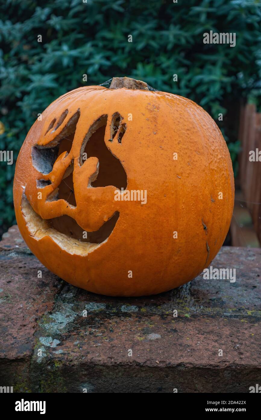 Bonne citrouille avec un visage smiley sculpté Banque D'Images