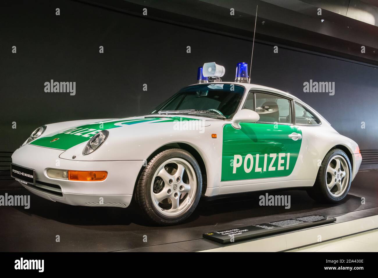 Stuttgart, Allemagne – 24 janvier 2018. Porsche 911 coupé voiture de police Carrera datant de 1996. Exposé au musée Porsche de Stuttgart. Banque D'Images