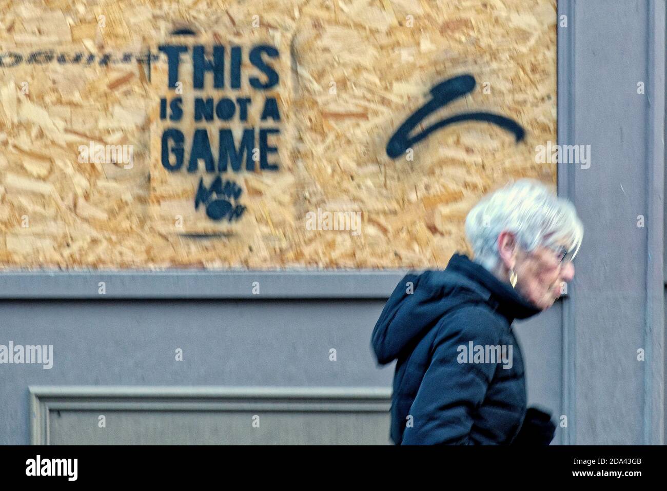 Glasgow, Écosse, Royaume-Uni. 9 novembre, 2020: Météo au Royaume-Uni: La journée chaude a vu les gens récupérer les rues de la pandémie comme ils se sont remplis pendant la journée. Crédit : Gerard Ferry/Alay Live News Banque D'Images
