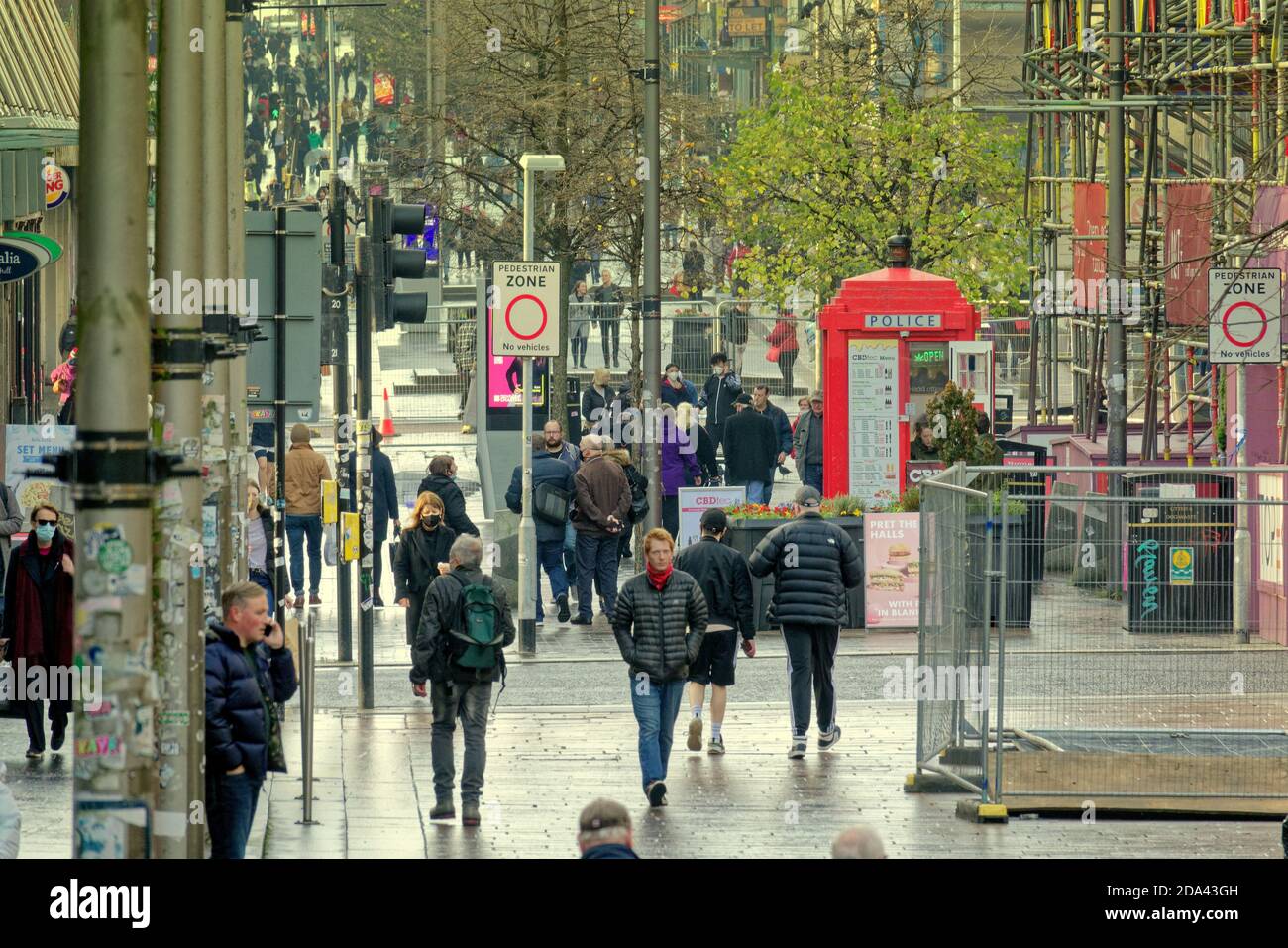 Glasgow, Écosse, Royaume-Uni. 9 novembre, 2020: Météo au Royaume-Uni: La journée chaude a vu les gens récupérer les rues de la pandémie comme ils se sont remplis pendant la journée. Shopping dans la rue Sauchiehall. Crédit : Gerard Ferry/Alay Live News Banque D'Images