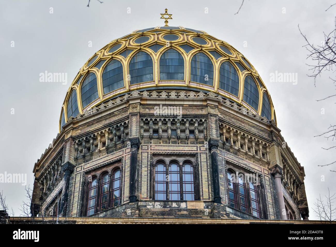 Berlin, Allemagne – 29 janvier 2018. Dôme doré brillant de la synagogue Neue Synagoge à Berlin. Banque D'Images