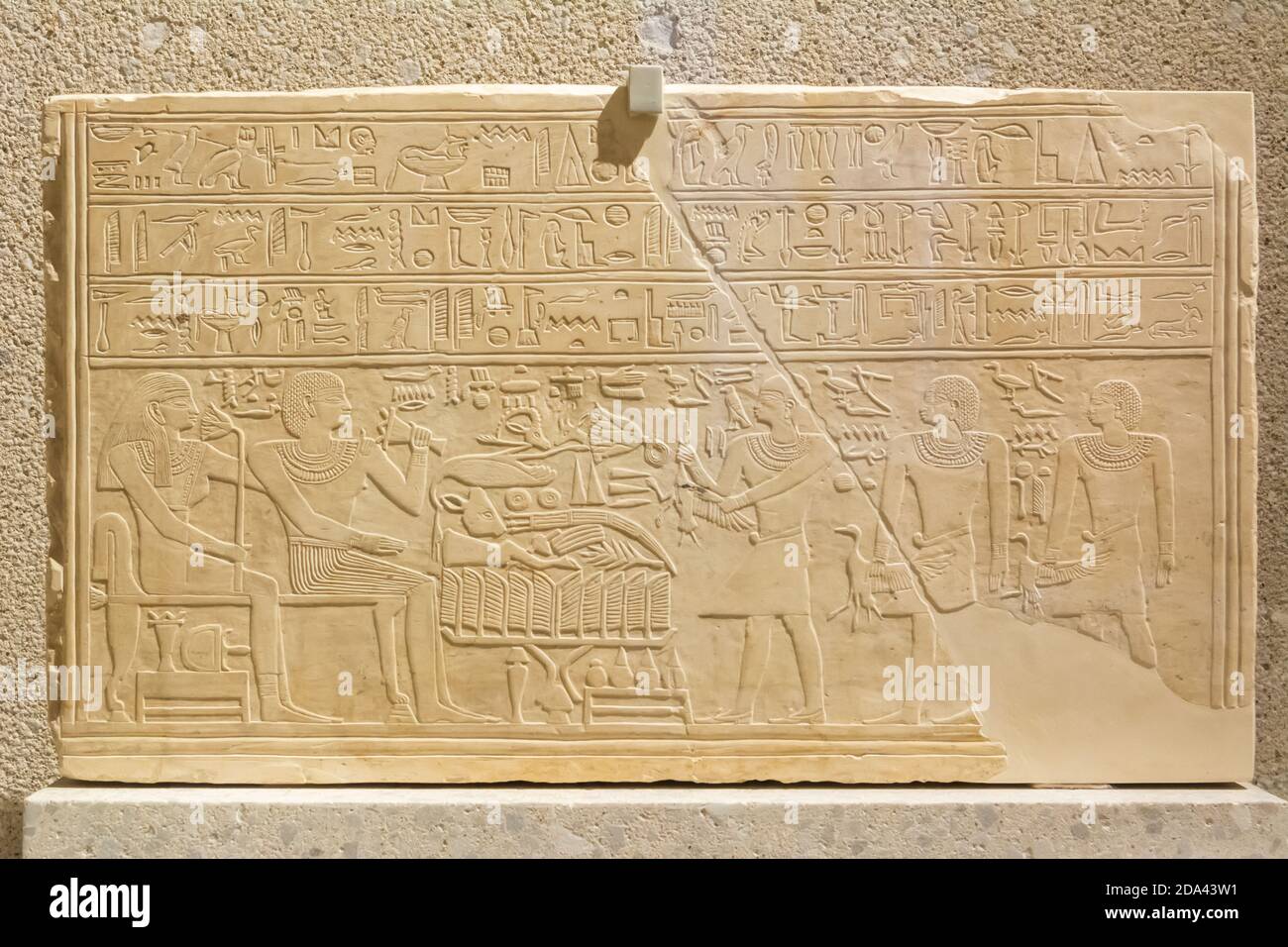 Berlin, Allemagne – 29 janvier 2018. Ancien tombeau égyptien représentant Hanefer et sa femme devant la table d'offrande avec trois fils. Banque D'Images