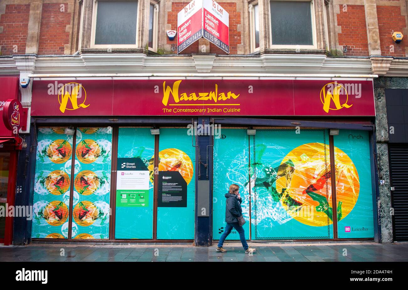 Street Stories Art Project utilise des vitrines de magasins vides des magasins du centre-ville d'affaires. Entreprises locales touchées par la pandémie Covid-19. Banque D'Images