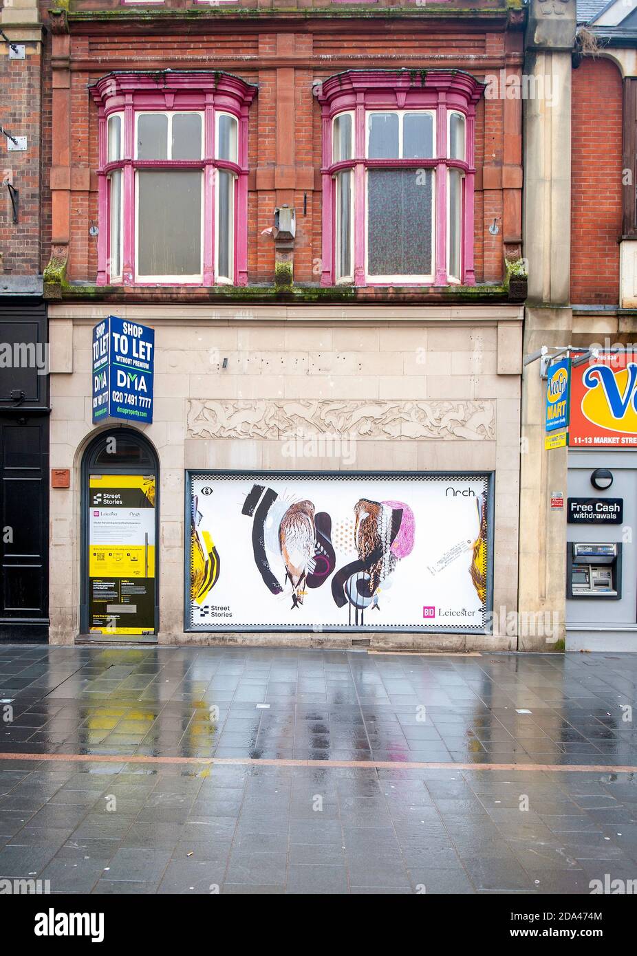 Street Stories Art Project utilise des vitrines de magasins vides des magasins du centre-ville d'affaires. Entreprises locales touchées par la pandémie Covid-19. Banque D'Images