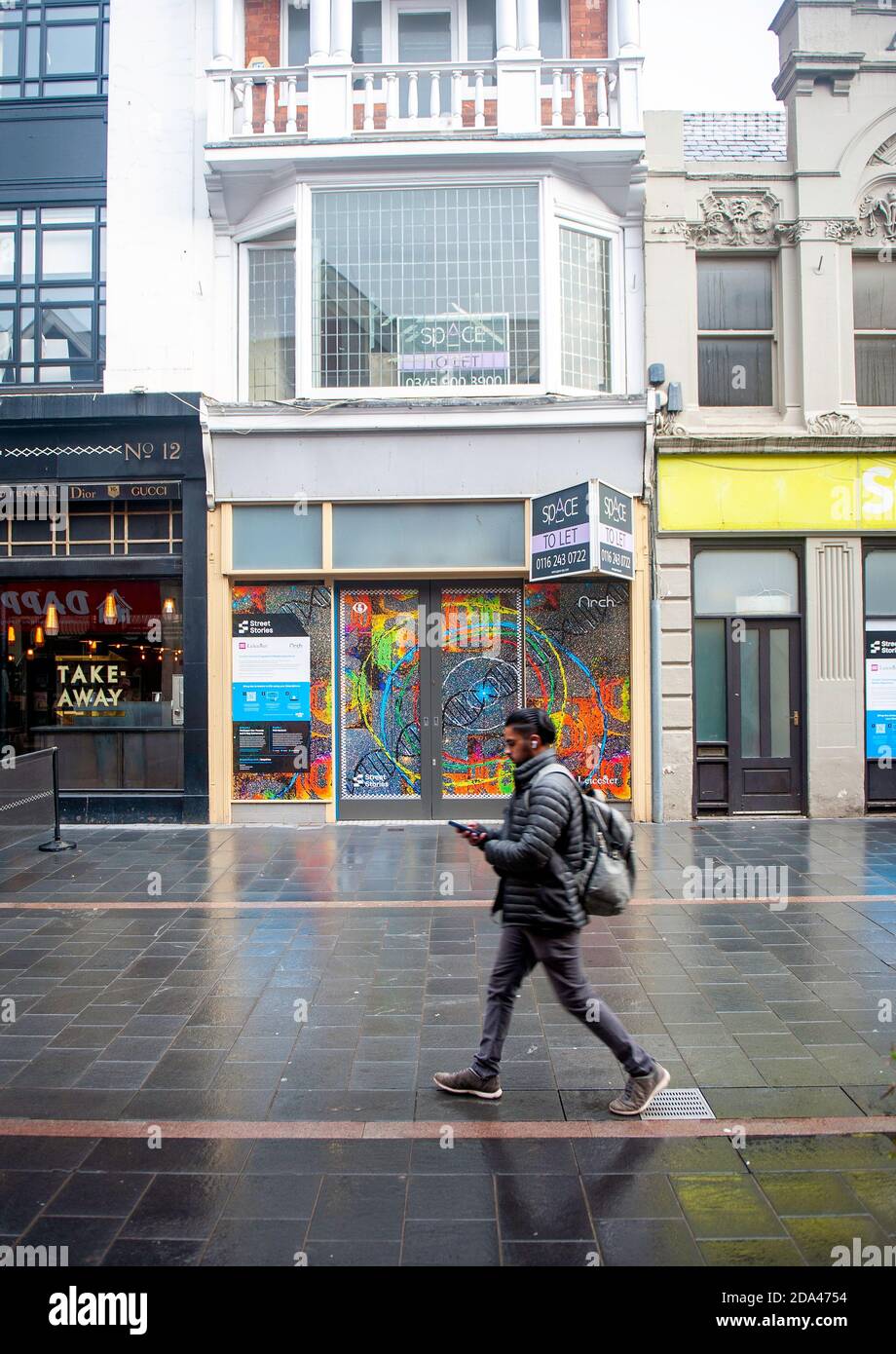 Street Stories Art Project utilise des vitrines de magasins vides des magasins du centre-ville d'affaires. Entreprises locales touchées par la pandémie Covid-19. Banque D'Images