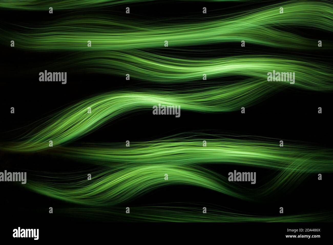 Papier peint avec lignes courbes lumineuses de couleur verte. Arrière-plan avec espace de copie pour le texte de l'écran ou de la bannière. Effet Lightpainting. Banque D'Images