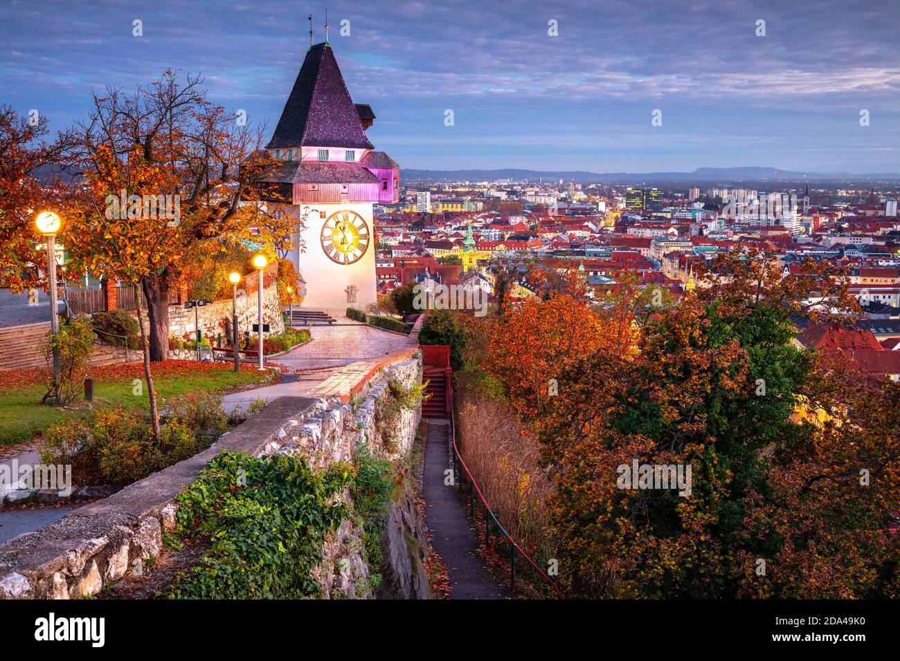 Graz, Autriche. Image du paysage urbain de Graz, Autriche avec la Tour de l'horloge au beau coucher du soleil d'automne. Banque D'Images